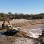 Continúan con las obras de reencauzamiento y defensas en el río Conlara